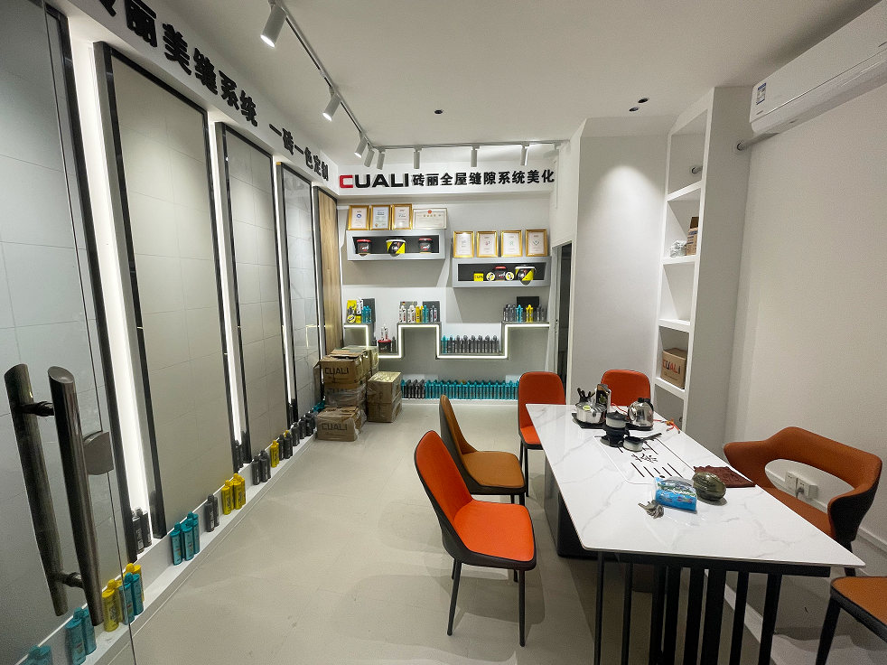 00后梁總勇闖美縫界，攜手磚麗美縫譜寫新篇章